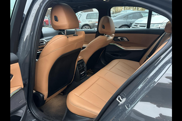 BMW 3-serie 330e High Executive VAN: €45.900,- VOOR: €41.877,- UW EINDEJAARSVOORDEEL: €4.023| M SPORT | SCHUIFDAK | LEDER | HARMAN KARDON | LASER LED | ELECTR STOELEN | KEYLESS | HEAD UP| DODE HOEK HERKENNING | STUURWIEL VERWARMING
