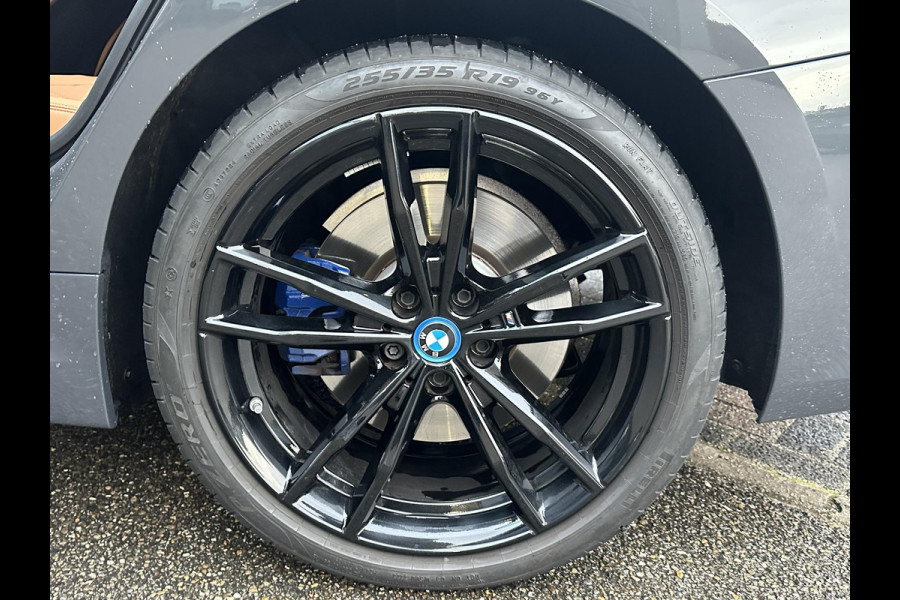 BMW 3-serie 330e High Executive VAN: €45.900,- VOOR: €41.877,- UW EINDEJAARSVOORDEEL: €4.023| M SPORT | SCHUIFDAK | LEDER | HARMAN KARDON | LASER LED | ELECTR STOELEN | KEYLESS | HEAD UP| DODE HOEK HERKENNING | STUURWIEL VERWARMING