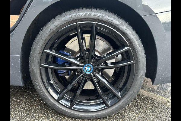 BMW 3-serie 330e High Executive VAN: €45.900,- VOOR: €41.877,- UW EINDEJAARSVOORDEEL: €4.023| M SPORT | SCHUIFDAK | LEDER | HARMAN KARDON | LASER LED | ELECTR STOELEN | KEYLESS | HEAD UP| DODE HOEK HERKENNING | STUURWIEL VERWARMING