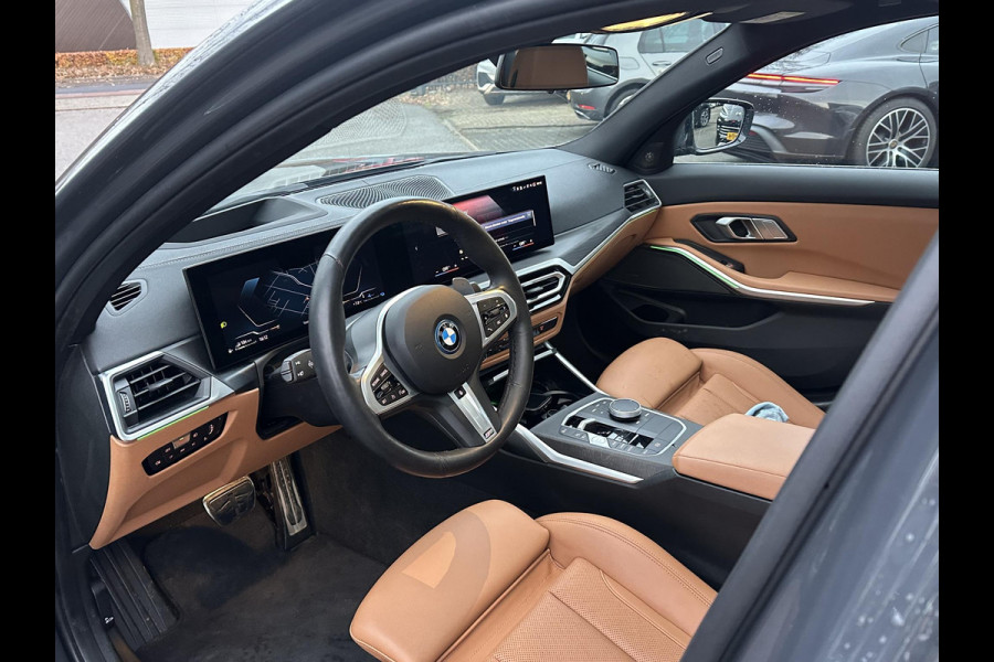 BMW 3-serie 330e High Executive VAN: €45.900,- VOOR: €41.877,- UW EINDEJAARSVOORDEEL: €4.023| M SPORT | SCHUIFDAK | LEDER | HARMAN KARDON | LASER LED | ELECTR STOELEN | KEYLESS | HEAD UP| DODE HOEK HERKENNING | STUURWIEL VERWARMING