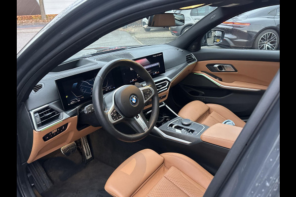 BMW 3-serie 330e High Executive VAN: €45.900,- VOOR: €41.877,- UW EINDEJAARSVOORDEEL: €4.023| M SPORT | SCHUIFDAK | LEDER | HARMAN KARDON | LASER LED | ELECTR STOELEN | KEYLESS | HEAD UP| DODE HOEK HERKENNING | STUURWIEL VERWARMING