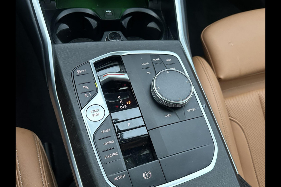 BMW 3-serie 330e High Executive VAN: €45.900,- VOOR: €41.877,- UW EINDEJAARSVOORDEEL: €4.023| M SPORT | SCHUIFDAK | LEDER | HARMAN KARDON | LASER LED | ELECTR STOELEN | KEYLESS | HEAD UP| DODE HOEK HERKENNING | STUURWIEL VERWARMING