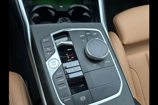 BMW 3-serie 330e High Executive VAN: €45.900,- VOOR: €41.877,- UW EINDEJAARSVOORDEEL: €4.023| M SPORT | SCHUIFDAK | LEDER | HARMAN KARDON | LASER LED | ELECTR STOELEN | KEYLESS | HEAD UP| DODE HOEK HERKENNING | STUURWIEL VERWARMING