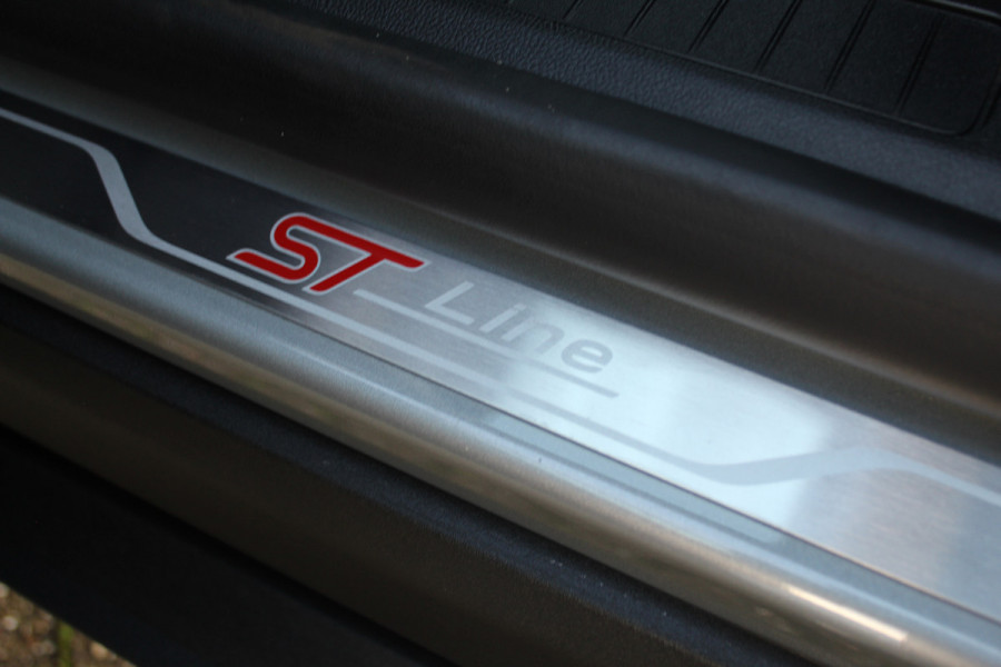 Ford Kuga 2.5-243pk PHEV ST-Line X. Van €. 54.937,- voor €. 43.735,- ! Trekgewicht van 2.100kg ! Elektr. verstelb. AGR stoelen voor, Stoel-, stuur-, voorraam- en achterbank verwarming, Elektr. panorama/schuif-kanteldak , Trekhaak elektr. wegklapbaar, B&O soundsyst. etc.