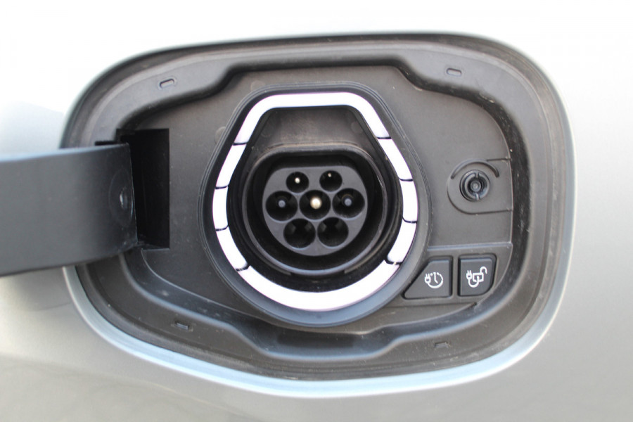 Ford Kuga 2.5-243pk PHEV ST-Line X. Van €. 54.937,- voor €. 43.735,- ! Trekgewicht van 2.100kg ! Elektr. verstelb. AGR stoelen voor, Stoel-, stuur-, voorraam- en achterbank verwarming, Elektr. panorama/schuif-kanteldak , Trekhaak elektr. wegklapbaar, B&O soundsyst. etc.