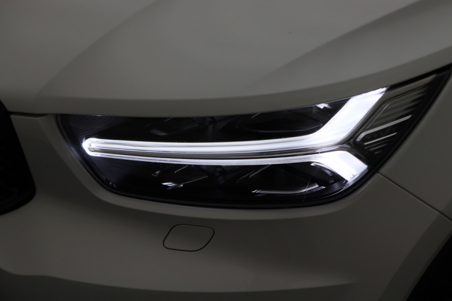 Volvo XC40 2.0 T4 AWD R-Design Panoramadak, H&K, Virtual Cockpit, Apple Carplay, LED, Trekhaak, 18''