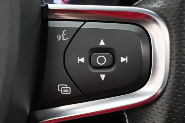Volvo XC40 2.0 T4 AWD R-Design Panoramadak, H&K, Virtual Cockpit, Apple Carplay, LED, Trekhaak, 18''