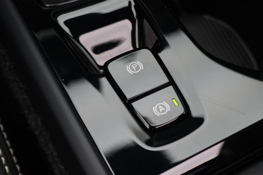 Volvo XC40 2.0 T4 AWD R-Design Panoramadak, H&K, Virtual Cockpit, Apple Carplay, LED, Trekhaak, 18''