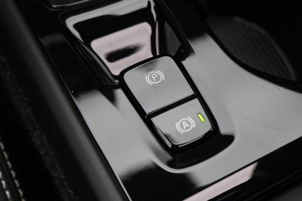 Volvo XC40 2.0 T4 AWD R-Design Panoramadak, H&K, Virtual Cockpit, Apple Carplay, LED, Trekhaak, 18''