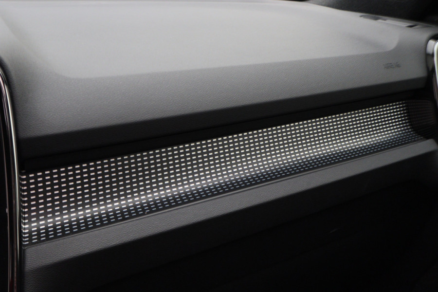 Volvo XC40 2.0 T4 AWD R-Design Panoramadak, H&K, Virtual Cockpit, Apple Carplay, LED, Trekhaak, 18''