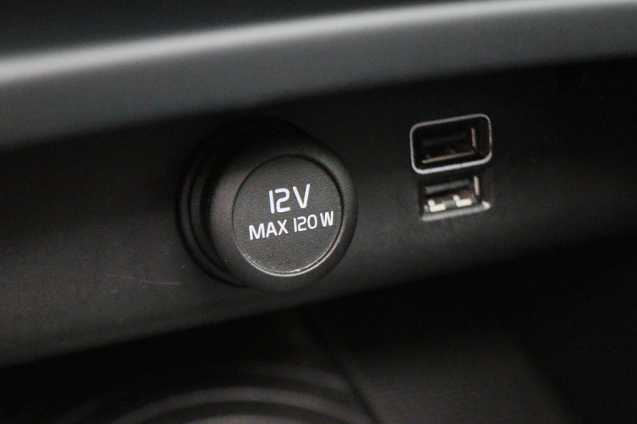 Volvo XC40 2.0 T4 AWD R-Design Panoramadak, H&K, Virtual Cockpit, Apple Carplay, LED, Trekhaak, 18''