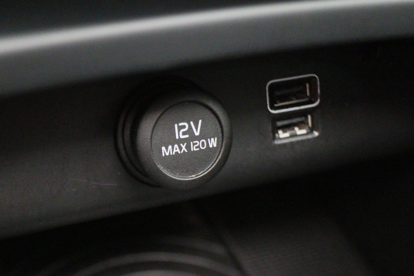 Volvo XC40 2.0 T4 AWD R-Design Panoramadak, H&K, Virtual Cockpit, Apple Carplay, LED, Trekhaak, 18''