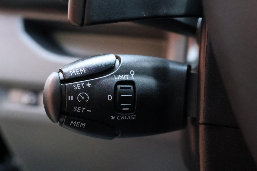 Peugeot Expert 2.0 BlueHDI 177 PK DC L3H1 XL | Dubbel cabine | Marge | BPM / BTW Vrij | Navigatie | CarPlay | Camera | Trekhaak | F1 Flippers | Climate control | 5-Zitter | Nieuwe APK | Carpass