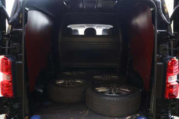 Peugeot Expert 2.0 BlueHDI 177 PK DC L3H1 XL | Dubbel cabine | Marge | BPM / BTW Vrij | Navigatie | CarPlay | Camera | Trekhaak | F1 Flippers | Climate control | 5-Zitter | Nieuwe APK | Carpass