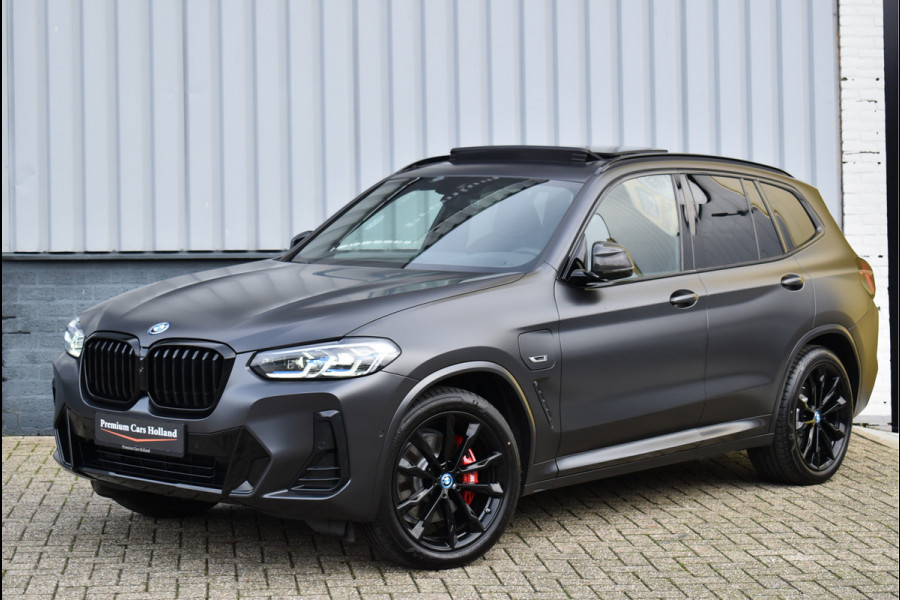 BMW X3 xDrive30e M-Pakket 292 Pk Frozen Black M-Stoelen Pano Navi 360 Memory Hud Carbon Camera Leder Laser 20 Inch