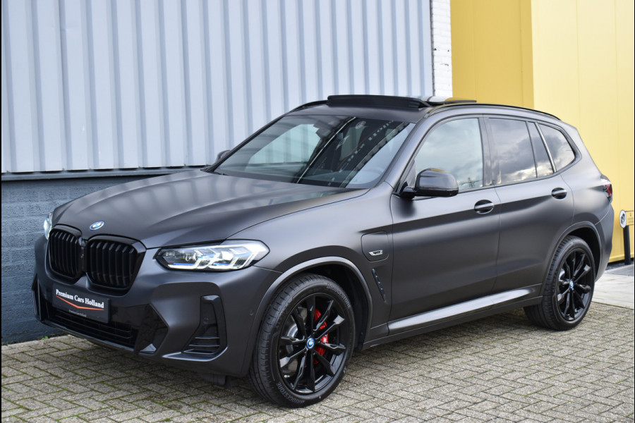 BMW X3 xDrive30e M-Pakket 292 Pk Frozen Black M-Stoelen Pano Navi 360 Memory Hud Carbon Camera Leder Laser 20 Inch