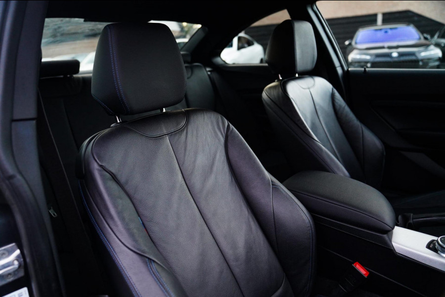 BMW 2 Serie Coupé 218i High Executive | M-pakket | Luxe Leder | Facelift LCI | 6 Bak UNIEK handgeschakeld | Camera | Adaptive LED