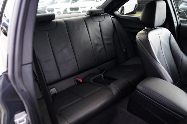 BMW 2 Serie Coupé 218i High Executive | M-pakket | Luxe Leder | Facelift LCI | 6 Bak UNIEK handgeschakeld | Camera | Adaptive LED