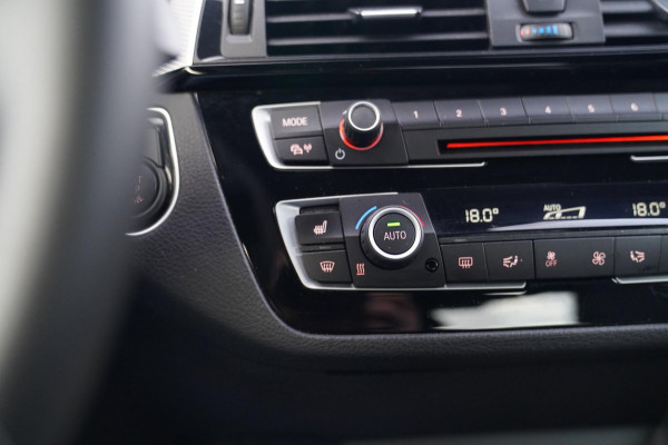 BMW 2 Serie Coupé 218i High Executive | M-pakket | Luxe Leder | Facelift LCI | 6 Bak UNIEK handgeschakeld | Camera | Adaptive LED