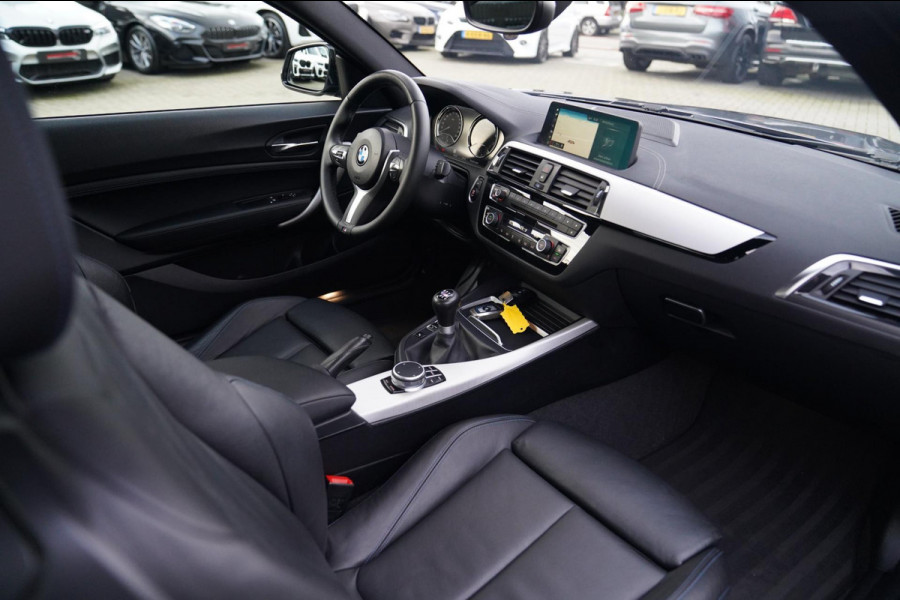 BMW 2 Serie Coupé 218i High Executive | M-pakket | Luxe Leder | Facelift LCI | 6 Bak UNIEK handgeschakeld | Camera | Adaptive LED