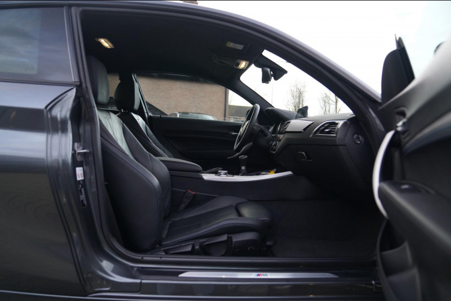 BMW 2 Serie Coupé 218i High Executive | M-pakket | Luxe Leder | Facelift LCI | 6 Bak UNIEK handgeschakeld | Camera | Adaptive LED