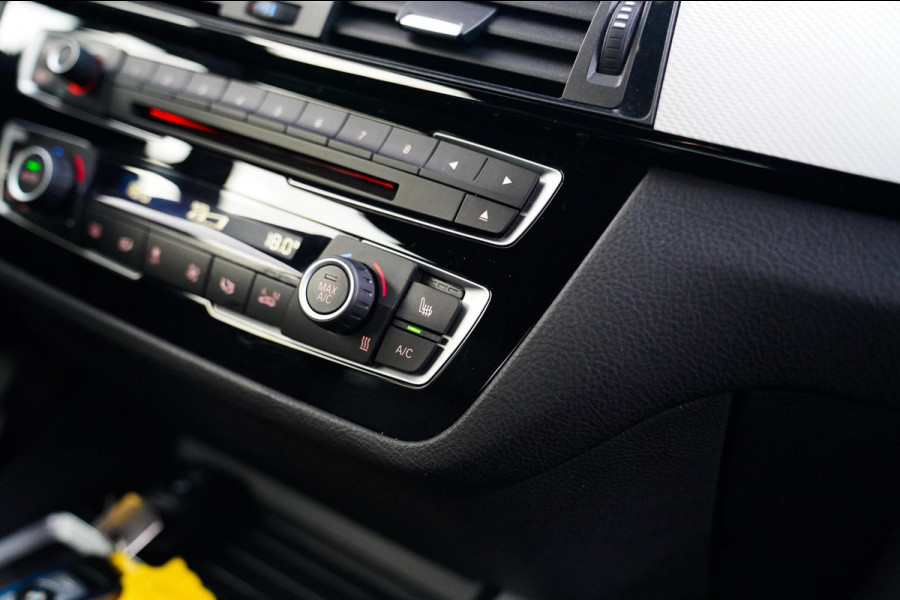 BMW 2 Serie Coupé 218i High Executive | M-pakket | Luxe Leder | Facelift LCI | 6 Bak UNIEK handgeschakeld | Camera | Adaptive LED