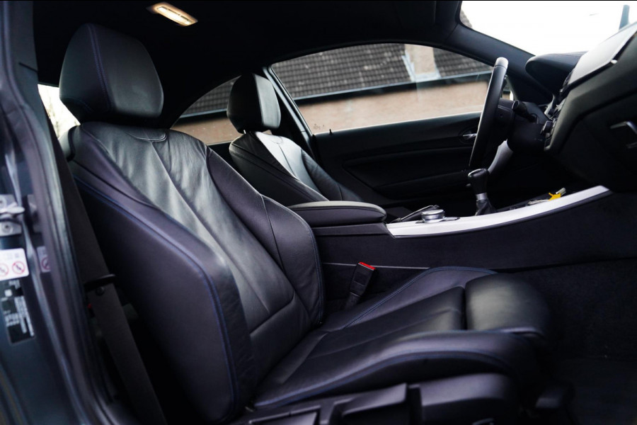 BMW 2 Serie Coupé 218i High Executive | M-pakket | Luxe Leder | Facelift LCI | 6 Bak UNIEK handgeschakeld | Camera | Adaptive LED