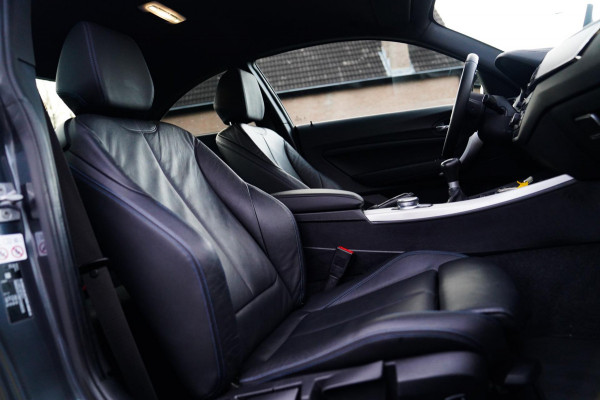 BMW 2 Serie Coupé 218i High Executive | M-pakket | Luxe Leder | Facelift LCI | 6 Bak UNIEK handgeschakeld | Camera | Adaptive LED