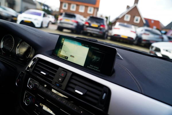 BMW 2 Serie Coupé 218i High Executive | M-pakket | Luxe Leder | Facelift LCI | 6 Bak UNIEK handgeschakeld | Camera | Adaptive LED