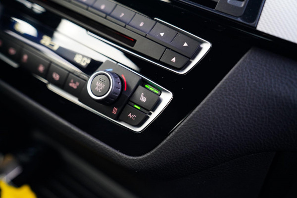 BMW 2 Serie Coupé 218i High Executive | M-pakket | Luxe Leder | Facelift LCI | 6 Bak UNIEK handgeschakeld | Camera | Adaptive LED