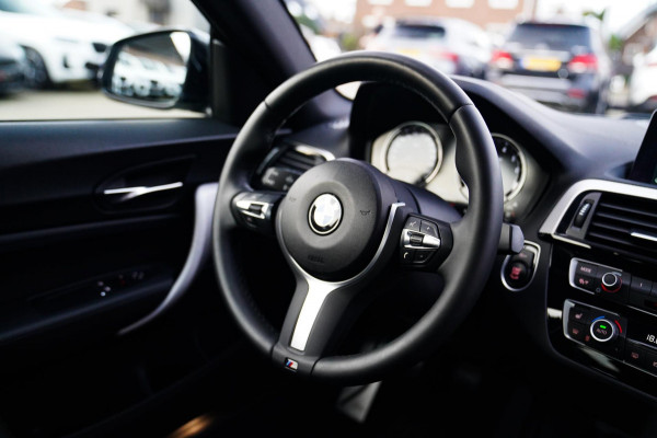 BMW 2 Serie Coupé 218i High Executive | M-pakket | Luxe Leder | Facelift LCI | 6 Bak UNIEK handgeschakeld | Camera | Adaptive LED