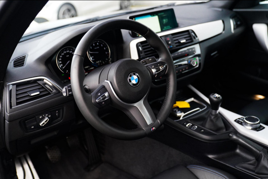 BMW 2 Serie Coupé 218i High Executive | M-pakket | Luxe Leder | Facelift LCI | 6 Bak UNIEK handgeschakeld | Camera | Adaptive LED
