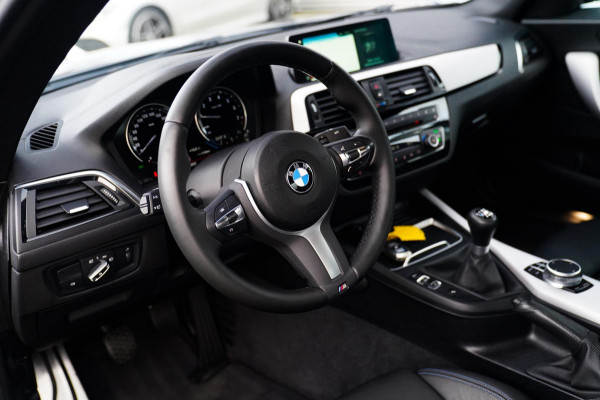 BMW 2 Serie Coupé 218i High Executive | M-pakket | Luxe Leder | Facelift LCI | 6 Bak UNIEK handgeschakeld | Camera | Adaptive LED