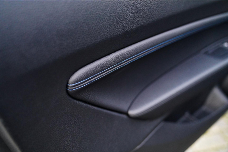 BMW 2 Serie Coupé 218i High Executive | M-pakket | Luxe Leder | Facelift LCI | 6 Bak UNIEK handgeschakeld | Camera | Adaptive LED