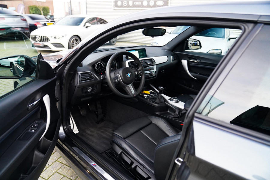 BMW 2 Serie Coupé 218i High Executive | M-pakket | Luxe Leder | Facelift LCI | 6 Bak UNIEK handgeschakeld | Camera | Adaptive LED