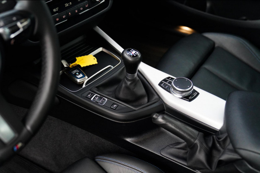 BMW 2 Serie Coupé 218i High Executive | M-pakket | Luxe Leder | Facelift LCI | 6 Bak UNIEK handgeschakeld | Camera | Adaptive LED