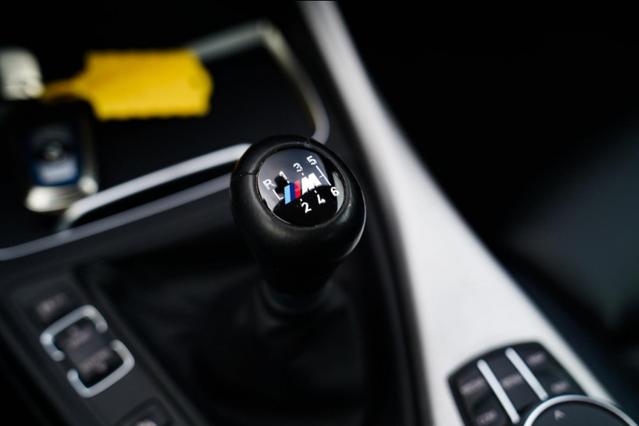 BMW 2 Serie Coupé 218i High Executive | M-pakket | Luxe Leder | Facelift LCI | 6 Bak UNIEK handgeschakeld | Camera | Adaptive LED