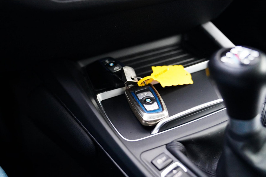 BMW 2 Serie Coupé 218i High Executive | M-pakket | Luxe Leder | Facelift LCI | 6 Bak UNIEK handgeschakeld | Camera | Adaptive LED