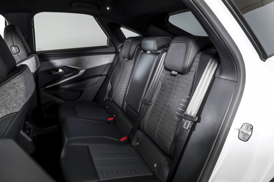 Peugeot 3008 1.2 Hybrid 145 GT | Dig. Cockpit | Adapt. Cruise | Stoel-+stuurverw. | PDC | Camera | NAV+App. Connect | ECC | 19" LM | 9107