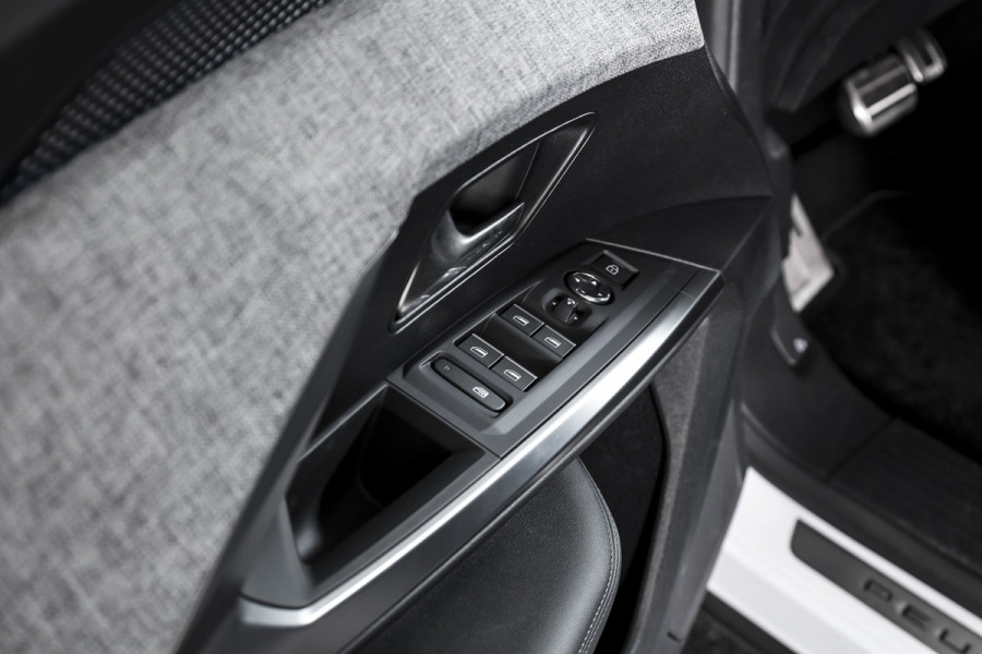 Peugeot 3008 1.2 Hybrid 145 GT | Dig. Cockpit | Adapt. Cruise | Stoel-+stuurverw. | PDC | Camera | NAV+App. Connect | ECC | 19" LM | 9107
