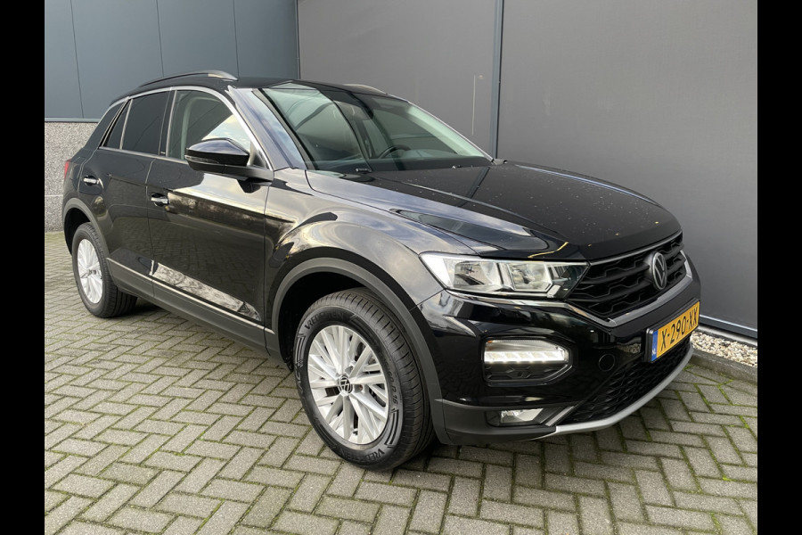 Volkswagen T-Roc 1.5 TSI Style Automaat - Climate control - Cruise control - Parkeersensoren voor en achter - Achteruitrijcamera - Stuurverwarming - Stoelverwarming - Dakrails - Bluetooth - Start/stop systeem - Stuur multi