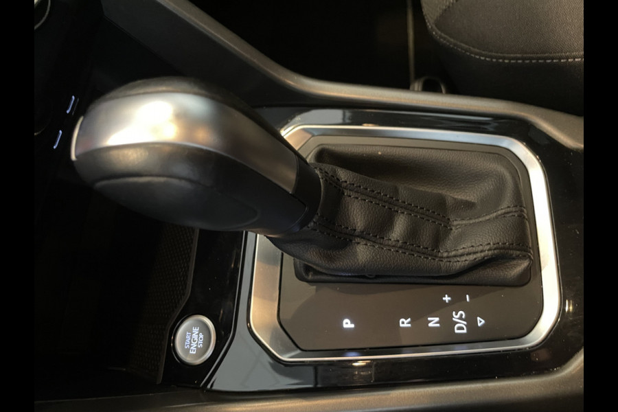 Volkswagen T-Roc 1.5 TSI Style Automaat - Climate control - Cruise control - Parkeersensoren voor en achter - Achteruitrijcamera - Stuurverwarming - Stoelverwarming - Dakrails - Bluetooth - Start/stop systeem - Stuur multi