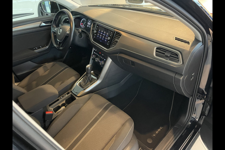 Volkswagen T-Roc 1.5 TSI Style Automaat - Climate control - Cruise control - Parkeersensoren voor en achter - Achteruitrijcamera - Stuurverwarming - Stoelverwarming - Dakrails - Bluetooth - Start/stop systeem - Stuur multi