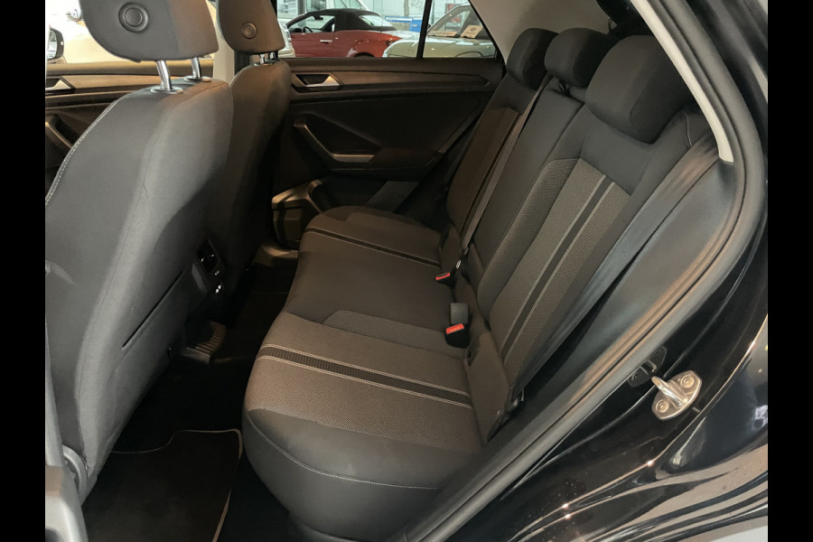 Volkswagen T-Roc 1.5 TSI Style Automaat - Climate control - Cruise control - Parkeersensoren voor en achter - Achteruitrijcamera - Stuurverwarming - Stoelverwarming - Dakrails - Bluetooth - Start/stop systeem - Stuur multi