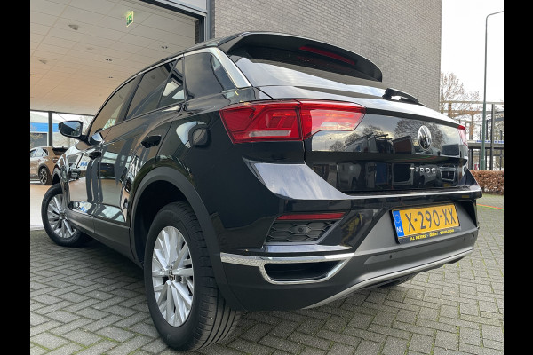 Volkswagen T-Roc 1.5 TSI Style Automaat - Climate control - Cruise control - Parkeersensoren voor en achter - Achteruitrijcamera - Stuurverwarming - Stoelverwarming - Dakrails - Bluetooth - Start/stop systeem - Stuur multi