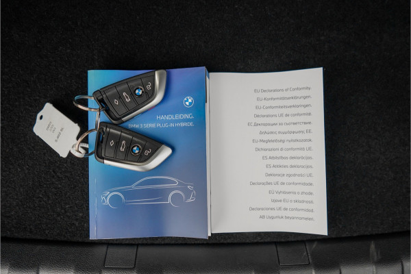 BMW 3-serie 330e High Executive M-Sport Trekhaak Stoelverwarming HiFi 19"