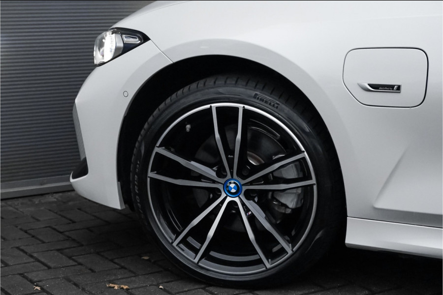 BMW 3-serie 330e High Executive M-Sport Trekhaak Stoelverwarming HiFi 19"
