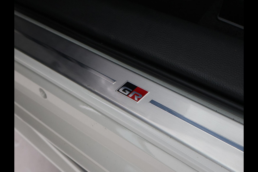 Toyota Corolla 2.0 HYBRID 184 PK GR-SPORT PLUS BI-TONE | 13.792 KM | JBL AUDIO | HEAD-UP DISPLAY | STOELVERWARMING | CAMERA