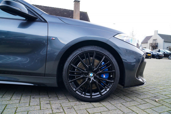 BMW 1-serie M135i xDrive High Executive | Facelift | Multimedia | LED | Stuurwiel verwarmd | Stoelverwarming | NAP | Navigatie |