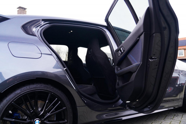 BMW 1-serie M135i xDrive High Executive | Facelift | Multimedia | LED | Stuurwiel verwarmd | Stoelverwarming | NAP | Navigatie |